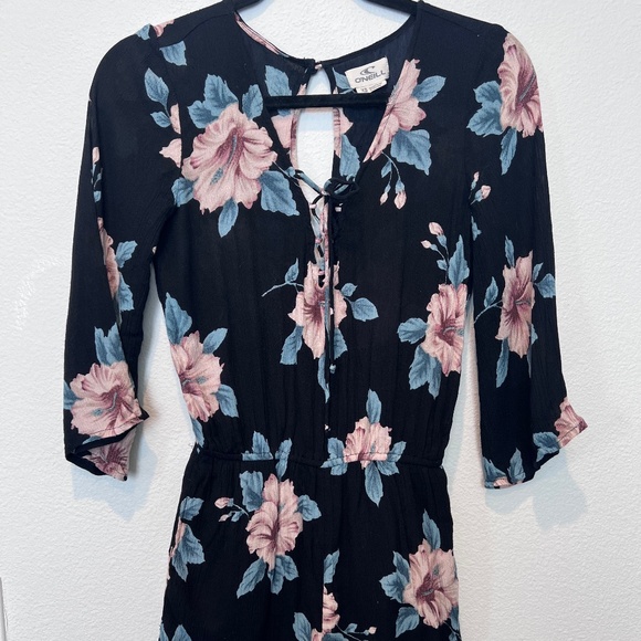 O'Neill - Beautiful Floral Romper - Picture 2 of 5